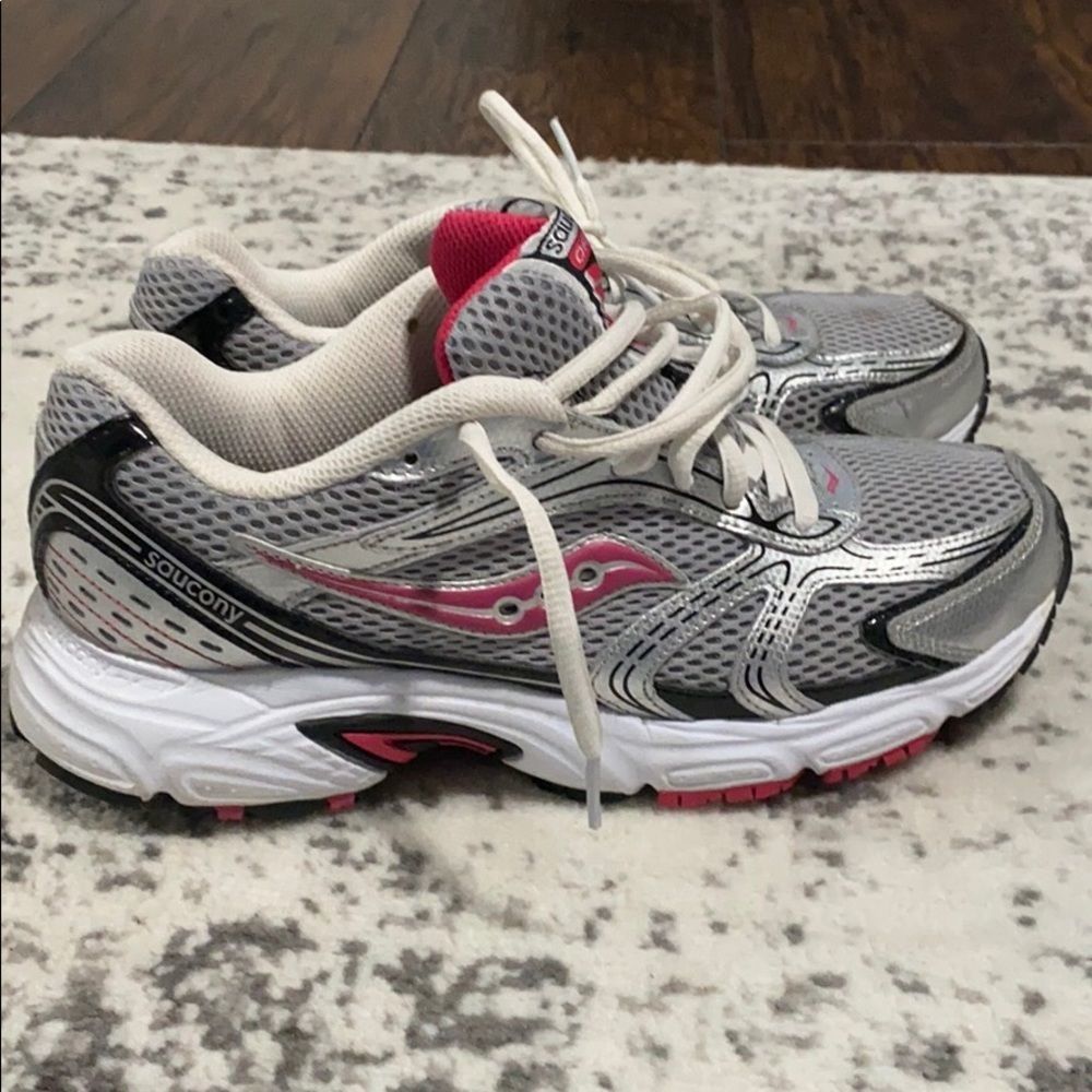 Saucony Oasis Grid running workout sneakers Size 10 EUC silver athletic active